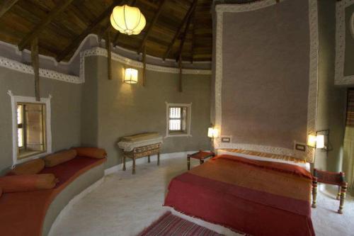 BherandiālaShaam E Sarhad Resort的一间卧室配有两张床和钢琴