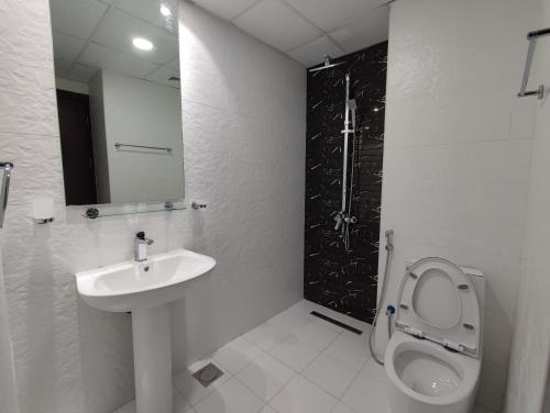 迪拜5*Amenities-2Br-15 min DxbApt,20min to Dubai Mall的一间带水槽、卫生间和淋浴的浴室