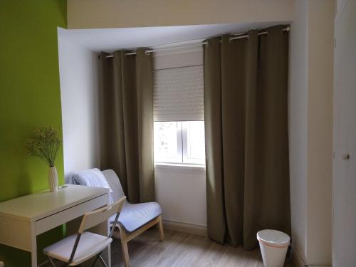 拉科鲁尼亚PENSION132的客房设有桌椅和窗户。
