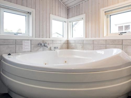 Frørup8 person holiday home in Fr rup的带2扇窗户的浴室内的白色浴缸