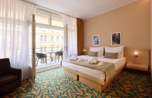 布拉格阿马里亚特杰罗姆酒店的酒店客房设有一张床和一个大窗户