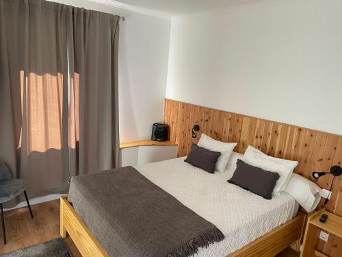 蓬塔德尔加达Vila Rosario的一间卧室配有一张大床和两个枕头