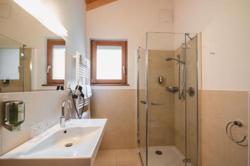 欧缇莫Guesthouse St Nikolaus的一间带水槽和淋浴的浴室