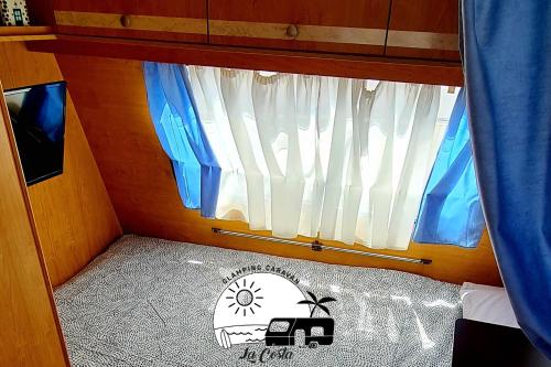 蒂纳霍Glamping Caravan Lanzarote的小房间设有一张带窗户的床