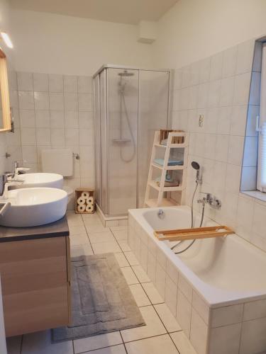 索尔陶Familienfreundliche Ferienwohnung Soltau的带浴缸、水槽和淋浴的浴室
