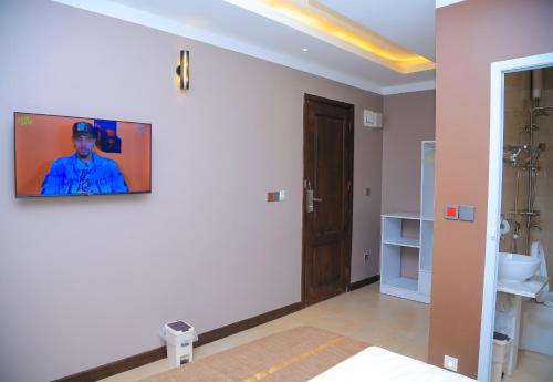达累斯萨拉姆Hotel Amaranth的一间带水槽的浴室和墙上的电视