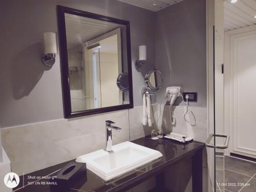 班加罗尔Nambiar Club Bellezea的一间带水槽和镜子的浴室