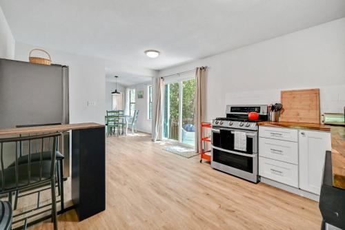 奥斯汀A Secluded Urban Escape的厨房配有白色橱柜和炉灶烤箱。