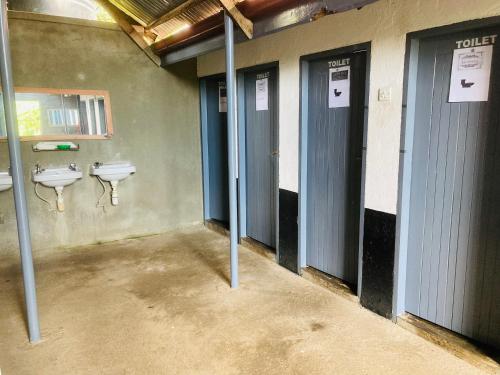 波特尔堡Yes Hostel的浴室设有3个小便池和3个盥洗池