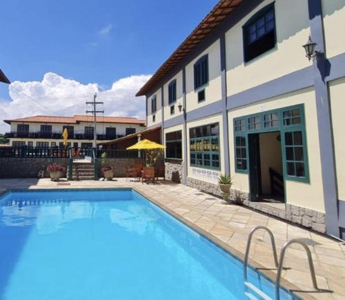 卡波布里奥Apto Duplex, Peró - Cabo Frio. Conforto, Piscina, Beira Mar.的大楼前的游泳池