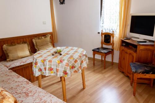 梅尔尼克Apartment R. Dermendzhiev的小房间设有桌子和电视