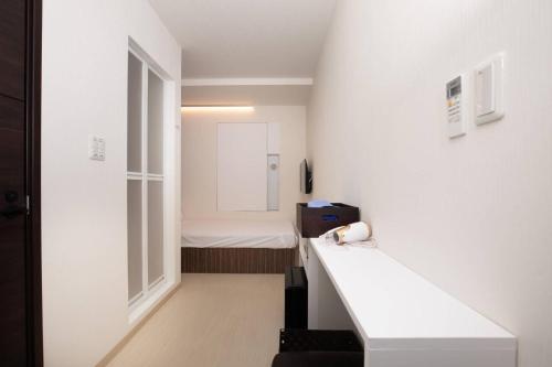 东京Mutsumi Building - Vacation STAY 00543v的小房间设有床和窗户