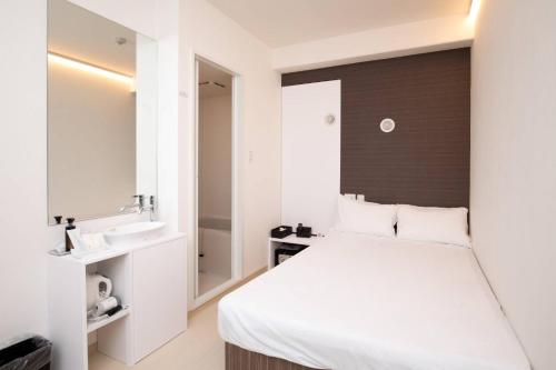东京Mutsumi Building - Vacation STAY 00543v的卧室配有白色的床和水槽