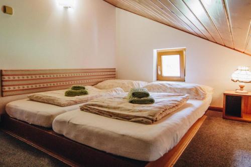 莱奥冈Haus Blueberry - Baranek Resorts的一间卧室配有两张带毛巾的床