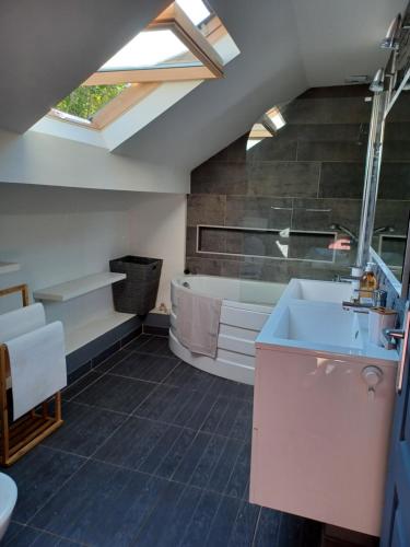 桑塞尔La maison d'adèle的浴室配有盥洗盆和浴缸。