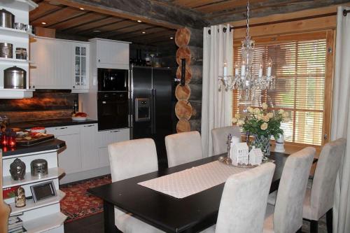 基尔匹斯扎我维Kelo Aurora luxury cabin的厨房配有黑桌和白色橱柜