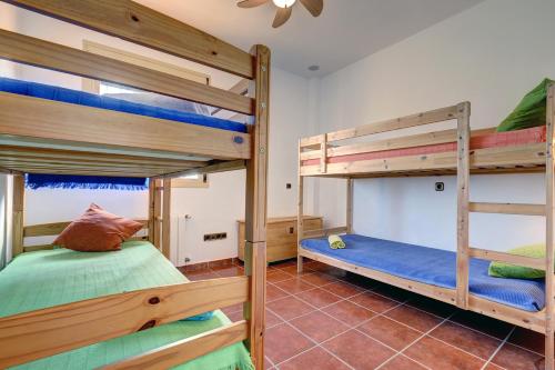 隆达Casa Luna Ronda的房屋内设有一间带两张双层床的卧室