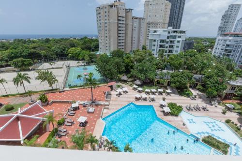 圣多明各Dominican Fiesta Hotel的享有度假村游泳池的空中景致