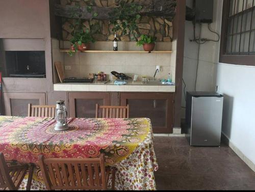 蒙特雷Hospedaje con vista a la ciudad的厨房配有桌子和桌布