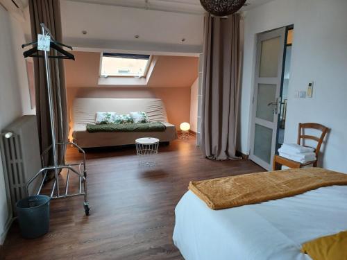 桑塞尔La maison d'adèle的一间卧室设有两张床和窗户。