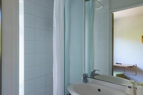 特鲁瓦B&B HOTEL Troyes Centre的带浴缸、水槽和镜子的浴室