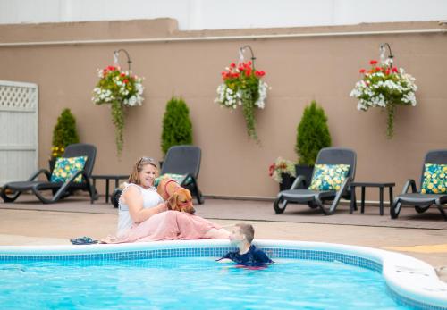 蒙克顿罗德蒙克顿酒店的游泳池里的女人和孩子