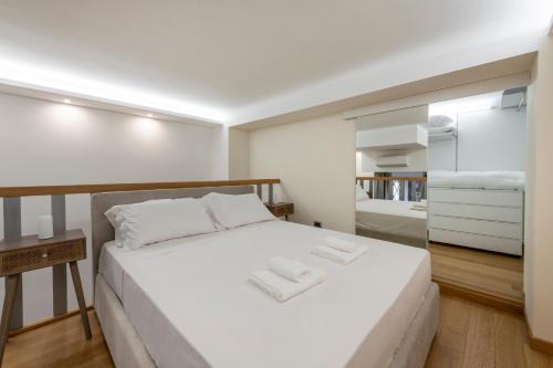 米兰FCM Tourism - Rosales Studio的卧室配有一张白色大床和镜子