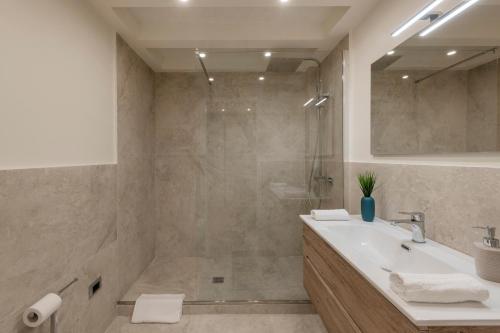 米兰FCM Tourism - Rosales Studio的带淋浴、盥洗盆和浴缸的浴室