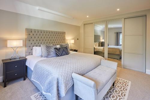 ScalbyHost & Stay - White Lodge的卧室配有一张白色大床和一把椅子