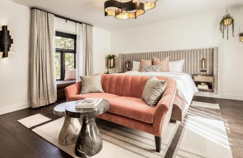 圣地亚哥Orli La Jolla的客厅配有沙发和1张床