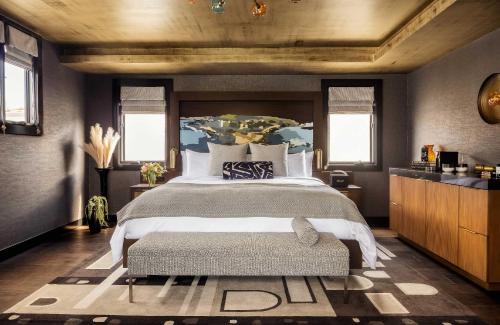 圣地亚哥Orli La Jolla的一间卧室配有一张大床,里面设有长凳