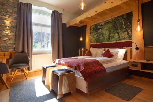 赖兴瑙Kaiserhof的一间卧室设有一张大床和一个大窗户