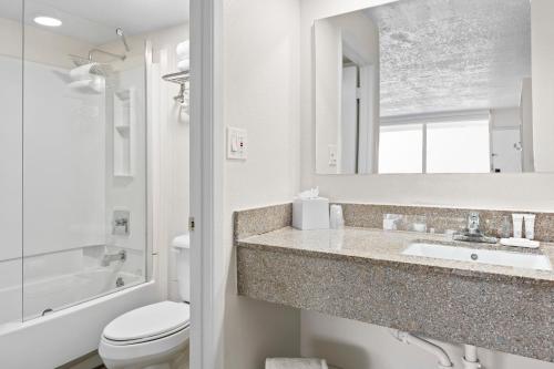 基西米Developer Inn Maingate, a Baymont by Wyndham的白色的浴室设有水槽和卫生间。