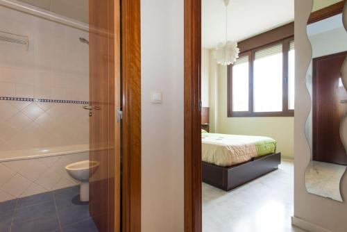 塞维利亚FIBES con parking gratis. Apartamento Sevilla Este.的一间带一张床、淋浴和卫生间的浴室