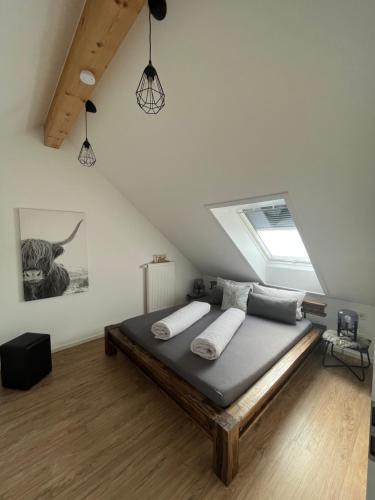 凯沃拉尔BEe HOME - Urlaubs und Business Loft的阁楼卧室配有床