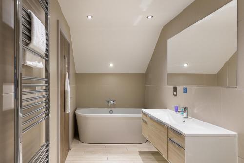波克灵顿The Kilnwick Percy Resort and Golf Club的浴室配有白色浴缸和水槽