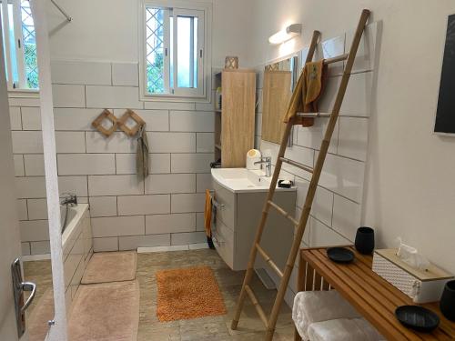 Bras-PanonTi kaz bo - Chambre Combava chez l'habitant的浴室配有盥洗盆和浴缸。