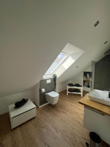 凯沃拉尔BEe HOME - Urlaubs und Business Loft的阁楼设有带2个盥洗盆和卫生间的浴室