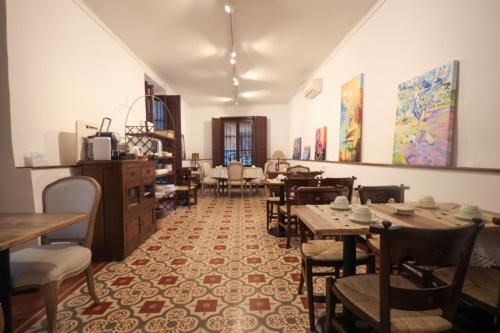 孔苏埃格拉昔日生活乡村酒店的一间在房间内配有桌椅的餐厅