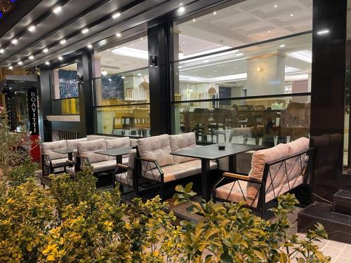 伊斯坦布尔艾菲尔酒店的大楼内一间设有沙发和桌子的餐厅