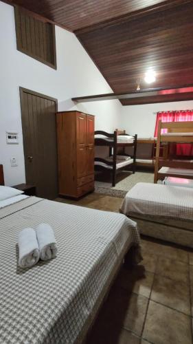 马塞约Hotel Pousada Bossa Nova的一间卧室配有两张带毛巾的床