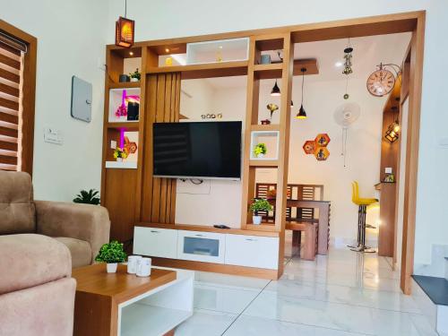 瓦亚纳德Milaano Orchids, Service Villa, Kammana Mananthavady的客厅设有壁挂式平面电视。