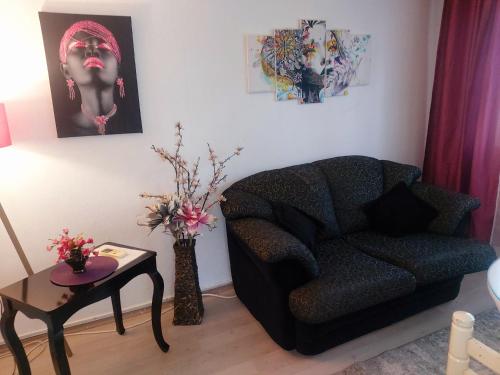 巴尼亚卢卡Apartment Sim的客厅配有沙发和桌子