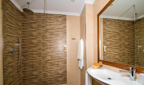 里瓦德奥拉卡瑟纳兰祖特古伊酒店的带淋浴、水槽和镜子的浴室