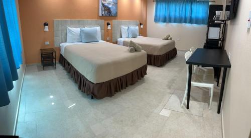 Aqua by Dreams Hotel的酒店客房配有两张床和一张书桌