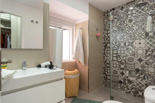 里斯本A Treat in Belém的一间带水槽和淋浴的浴室