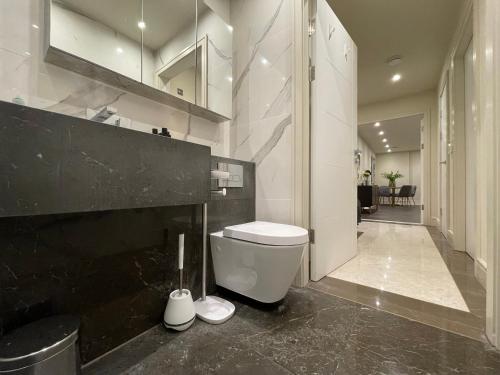 齐格威尔High End 1 BR Apt, 2 Beds Desirable Chigwell CHCL F3的浴室设有白色卫生间和黑色柜台。