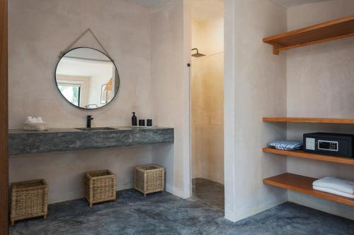 普拉亚卡门Aalada Playa del Carmen的一间带水槽和镜子的浴室