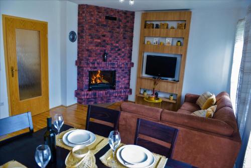 库普雷斯Holiday home Maša - Kupres的带沙发和壁炉的客厅