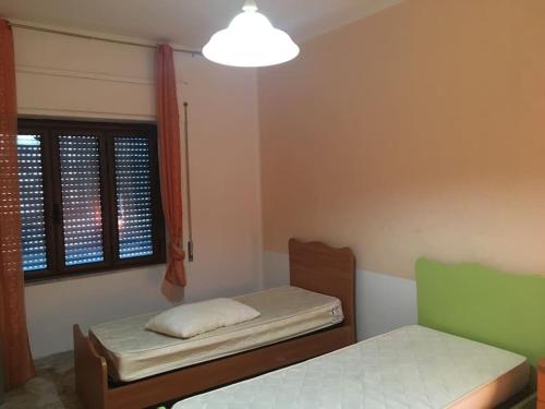 卡坦扎罗Appartamento relax a Catanzaro Lido的小房间设有两张床和窗户